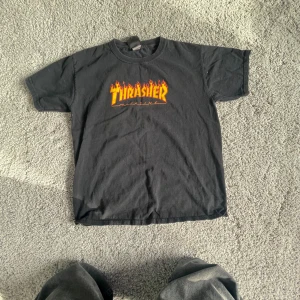 Thrasher Flame original  - Utmärkt tröja från Thraher som jag säljer på grun utav att den är för liten. Den är storlek L, (I BARNSTORLEK), och är helt utan skavanker. Nypris cirka 300kr
