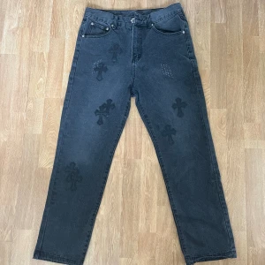 chrome hearts jeans - chrome hearts jeans i topp skick använda 1 gång ! St 32 passar 180 ungefär 