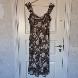 Midi klänning från Esprit - Grön och vit blommig mönstrad midiklänning. Lite mer formell med cowl neck. Köpt på sellpy men är från Esprit. Storlek 40