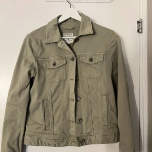 Jeans jacka  - Grön Jeans jacka, använd fåtal gånger 