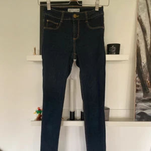 Jeans/jeggings - Smala jeans/jeggings med streck. Knappt använda. 