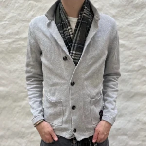 Bondelid cardigan  - Bra skick utom att den översta knappen är lite styv, hör av er vid funderingar!  Färg grå, storlek M 