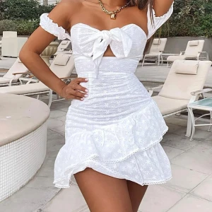 Vit miniklänning  - Söt och somrig miniklänning i eyelet-tyg. Helt oanvänd (därmed i nytt skick) då den köptes till studenten men inte passade i storlek.