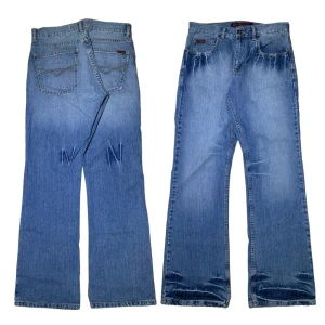 Blend bootcut Jeans - Blend Jeans i storlek W32. Jag på bilden är 180 cm. Mått: ytterbenslängd - 106 cm, midjemått - 40 cm, benöppning - 24 cm. Skriv för fler bilder och frågor!