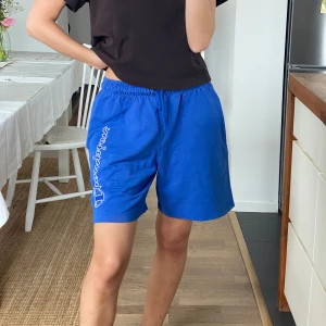 Champion shorts  - Blåa oversized shorts från Champion. Jättesnygga, tyvärr måste jag rensa ut garderoben och vill att någon annan ger dessa mer liv:)