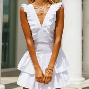 Vit klänning - Säljer denna fina klänning som passar perfekt som studentklänning (jag hade själv denna). Klänningen heter ”Harper dress” från Hello Molly. Köpt för 82 USD. Går att justera knyning bak i ryggen, och den har dragkedja i sidan. Använd en gång. Tar bud!