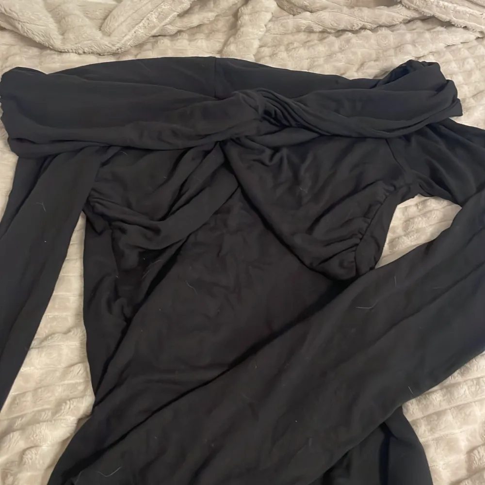 Denna tröjan är så fin fast passar mig inte längre därför säljer jag den. Det är en offshoulder svart tröja som man kan vika till magtröja men också ha den som vanligt. Den är inte jätte använd och köpt för runt 300kr från gina.. Blusar.