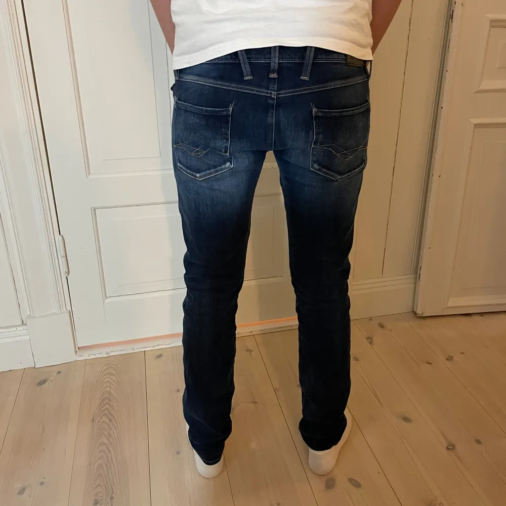 Tja, säljer dessa otroligt snygga Replay jeans. De är i modell anbass och även det nya hyperflex. Superskick, nästan som nya! Modellen är 180 cm och väger ungefär 70 kg. Bara att höra av dig med frågor!. Jeans & Byxor.