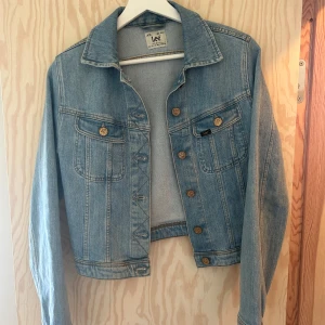 Lee Jeansjacka - Säljer nu denna superfina jeans jackan från Lee! Oanvänd så är i superfint skick och har inga som helst defekter! köpt på Ellos nypris för 999kr men har inte kommit till användning då jag har många olika jackor! Snabb affär = sänka priset 🩷 