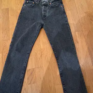 Levis jeans 501, W27-L28.  Jätte bra skick knappt använda, ny pris 1099.