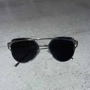 Silvriga solglasögon, från 2016 eran. Inga skador 