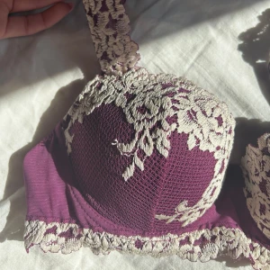 Intimissimi  - Säljer en jättefin, oanvänd bh från intimissimi💜storlek 75B. Köpt för 499 men säljer till halva priset! Kommer aldrig till användning för jag köpte fel storlek men den sitter i rätt storlek helt perfekt🫶🏼💜