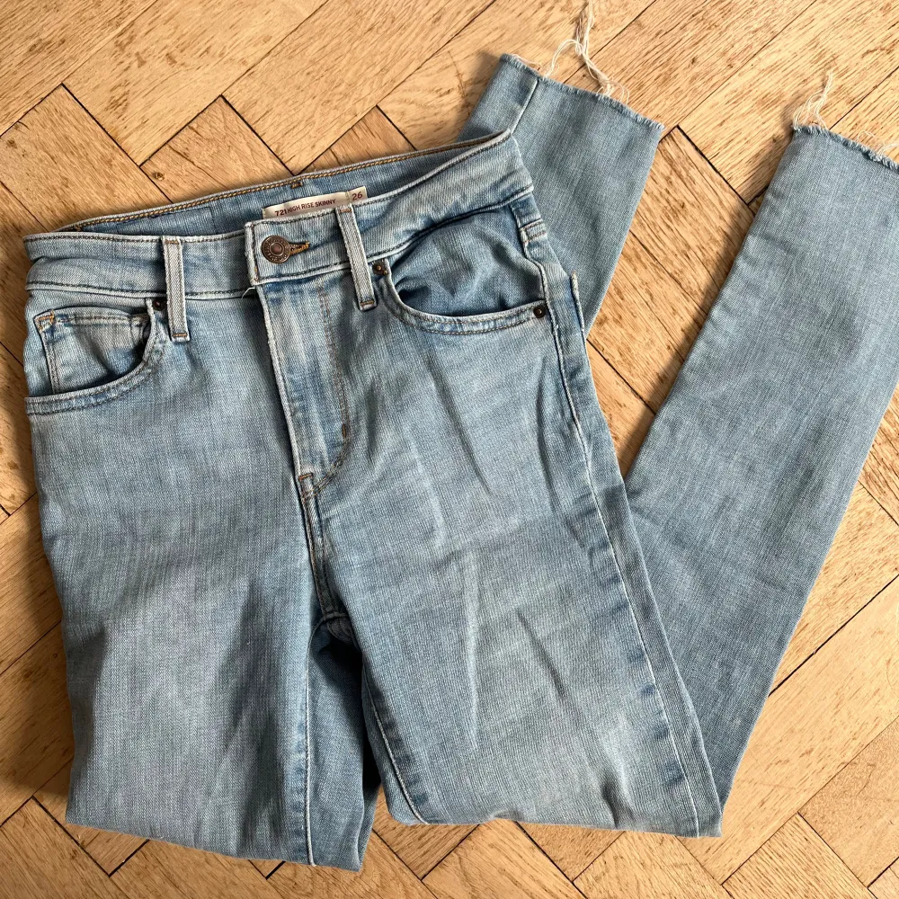 Snygga ljusblå Levis-jeans i modell 571. Säljer då de är för små för mig. Bara använda en gång så de är i jättefint nyskick 💗nypris 1249 kr.. Jeans & Byxor.