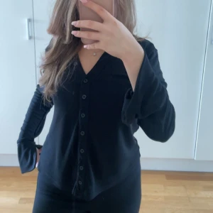 Blus - Säljer en jätte fin svart blus💗 använt fåtal gånger men den är i fint skick, den är lite längre och hänger löst vid armarna. Storlek S/SX💗