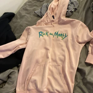 Rick and morty hoodie - Bra skick och bekväm hoodie, tecken på använding finns💕