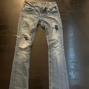 Super snygga miss me jeans, säljer för att inte kommer till andvöndning!!🫶🏽🫶🏽  Midjemått: 35  innerbenslängd: 81