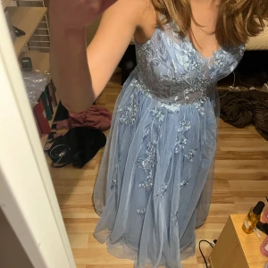 Ljusblå balklänning JJ’s house spets - Vacker oanvänd balklänning från JJ’S House! Köpt oanvänd på plick för 2200kr och  fortfarande oanvänd. Jättefina detaljer och så vacker klänning, som tyvärr inte passade mig!💓strl 36/S!