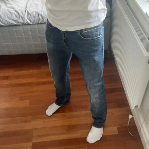 Replay jeans - Vi säljer nu ett par feta jeans från Replay för 499kr. Modell: Grover, Storlek: 31, Skick: 9/10
