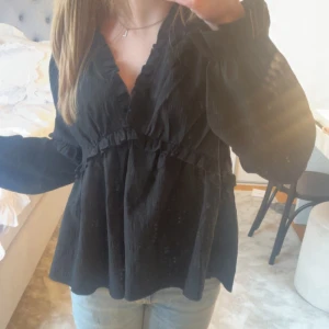 Blus - Säljer denna blus från nakd då den tyvärr inte kommer till användning💕storlek 36, men passar s köpt för 400
