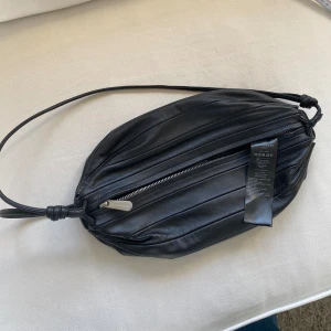 Marimekko shoulder bag - Hej, Säljer min Marimekko Karla väska i svart läder då den inte kommit till användning. Väskan är helt oanvänd & därmed i fläckfritt skick! Nypris hos återförsäljare är 2300:- 