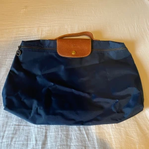 Loncchamp datorväska/datorfodral - En snygg Loncchamp datorväska/datorfodral i fin navy blå färg. Modell lapilage.Nypris 1200 Väskan är i ny skick och har inga tecken på användning.Mått 37x28x8 cm. Material 100% polyamid Detaljer 100% läder. Hör av er vid frågor eller funderingar! 💙👜🔵