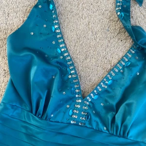 Vintage glittrig sommar klänning  - Väldigt fin och söt klänning perfekt för sommaren. Tänkte mig en sommarfest med svarta spets nylonstrumpor och en kofta! Tyvärr så är den för stor för mig framtill så måste sälja den till någon som kommer uppskatta den. Inga skavanker! Slå till! 