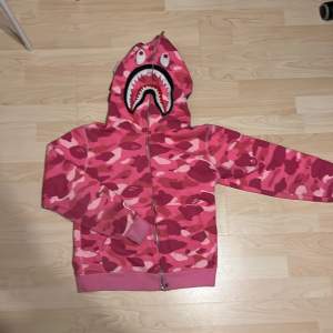 Bape hoodie i bra skick men har en fläck på högerarm, äkta men säljs för billigt för vill bli av med den för att den inte passar längre🤡