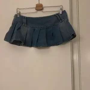 minikjol av jeans material, inte lika kort som den ser ut, inga shorts på insidan. skriv privat om ni vill se den på (kan ej lägga ut pga religösa skäl)