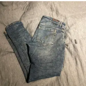 Dondup George jeans, 33/34, fint skick förutom ett litet hål som kan ses på först bilden (ses ej vid användning) Tveka inte på att höra av dig vid funderingar. Mvh Re:New Closet
