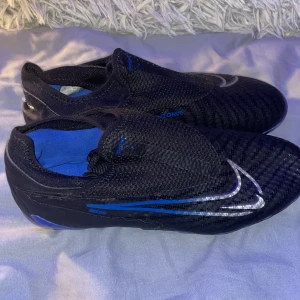 Fotboll skor helt nya  - Nike fotboll skor använda en gång på gräs plan passar jätte bra och tajt.