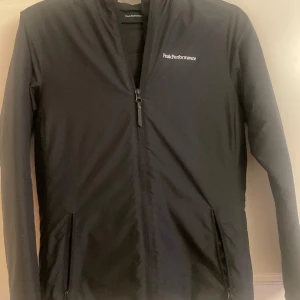 Peakperformance jacka - Tunn peakperformance jacka i storlek S , den är helt oanvänd och i nyskick , perfekt till våren ,säljer jackan för 400 kr