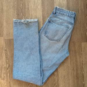 Jeansen är använda ett par gånger, så de är lite slitningar i ändarna samt en fläck på låret (bild 3). Annars är de hela och hållbara för någon ny att rocka dem!