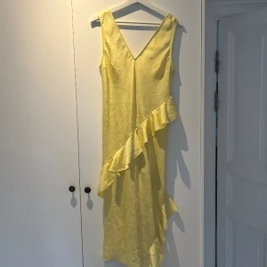 Gul klänning  - Gul medellång klänning ifrån HM i storlek S💖 Endast använd en gång! 