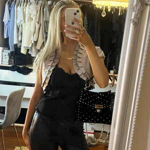 Bolero - Säljer denna så snygga boleron! 🤩