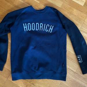 Säljer en hoodrich sweatshirt. Anvönd några gånger. Skick 9/10. Passar M också. skriv för mer info!