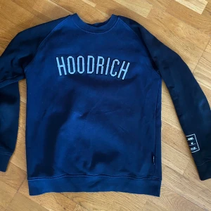 Hoodrich - Säljer en hoodrich sweatshirt. Anvönd några gånger. Skick 9/10. Passar M också. skriv för mer info!