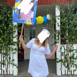 Studentklänning  - Säljer nu min studentklänning, den är i nyskick och har inga defekter behövs bara strykas! Lagom i längden på mig som är cirka 1,70. Går även att ha off shoulder ifall man skulle vilja ha det 🫶🏼 Tror nypris låg runt 500-600kr 