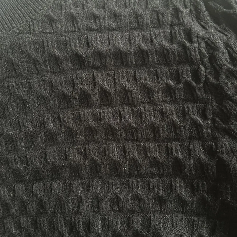 En väldigt mjuk och tunn svart tröja med mönster i stickningen, HELT NY dock ingen lapp kvar. Aldrig använd! Nyskick . Tröjor & Koftor.