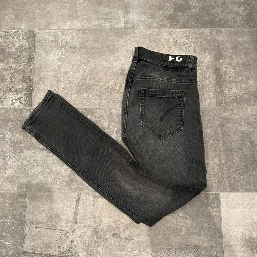 Dondup jeans. Skick 8/10 sparsamt använda. Storlek 31. Köpta på nk för 2 år sedan så har ej kvar kvitto. Tveka inte att kontakta mig vid fler bilder eller frågor!. Jeans & Byxor.