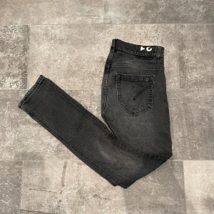Dondup jeans - Dondup jeans. Skick 8/10 sparsamt använda. Storlek 31. Köpta på nk för 2 år sedan så har ej kvar kvitto. Tveka inte att kontakta mig vid fler bilder eller frågor!