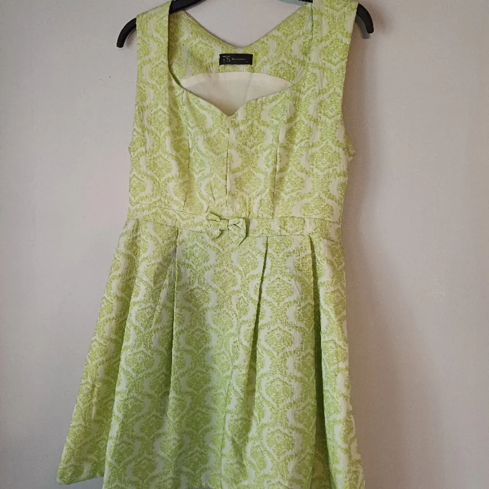 Vintageklänning i fint skick. Grön-gul samt vit. Strl L ( som M ). Klänningar.