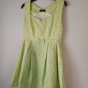 Vintageklänning i fint skick. Grön-gul samt vit. Strl L ( som M )