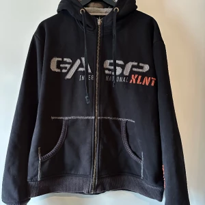 GASP 1,2 Lsb hoodie - Gasp 1,2 Lsb Hoodie, svart. storlek XL Otroligt bra och tungt material, funger som träningströja, jacka eller vardagsplagg. Tjock och isolerad, ribbade ärmar, stickad innerluva. 8/10 skick, 10 år gammal, nypris 2000kr.