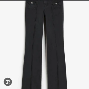 Svarta lågmidjade cargo jeans hm - Säljer mina jätte fina lågmidjade svarta cargo jeans från hm som är slutsålda. De är knappt använda. Storlek 34, kom privat för egna bilder 