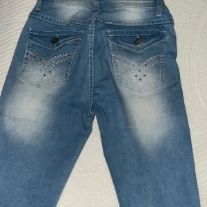 Jeans med fickor - Säljer ett par snygga y2k jeans från shein, använd ett fåtal gånger. Den har en liten sminkfläck vid nedre delen av byxan men inget man märker! Och lite slitet! Annars är dom som nya❤️ Frågor och bilder sker via dm‼️ nypris: 269kr (mitt pris: 200kr)