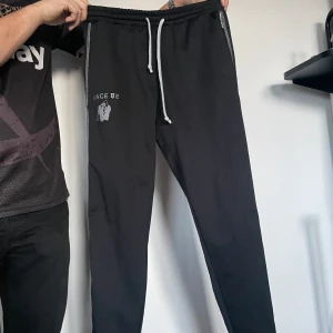 Gorilla wear mjukisbyxor  - Säljer dessa mjukisbyxor i bra skick!  Nypris ca 550kr   Köparen står för frakt 