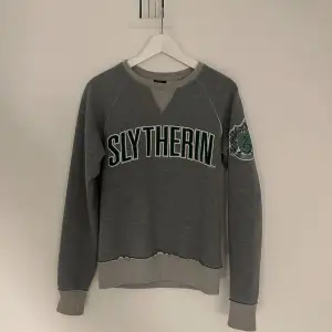 Slytherin tröja köpt på Harry Potter museet i London. Knappt använd. Storlek XS men mer som S/M. Köpt för ca 800kr