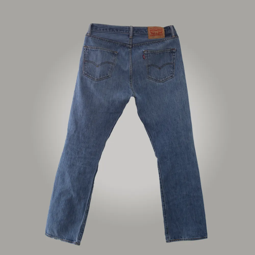 Levis 501 jeans i storleken W34 L32! Skick: 9/10, något slitna vid hälen annars nyskick. Skriv för fler bilder eller vid funderingar 🤝. Jeans & Byxor.