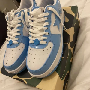 Bapesta patent blue - Redan RESEVERAD ÅT EN KILLE.