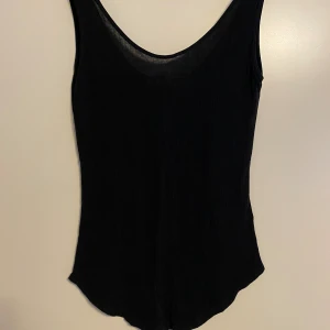 Linne silk blend. Lätt, tunt och svalt - Säljes i begagnat skick. 50% siden, 50% viskos. Kolla gärna in mina andra annonser för samfrakt.